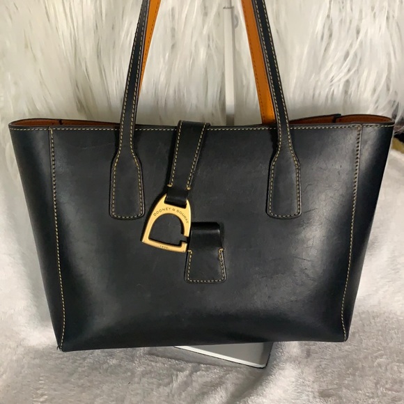 Dooney & Bourke Handbags - DOONEY & BOURKE TOTE